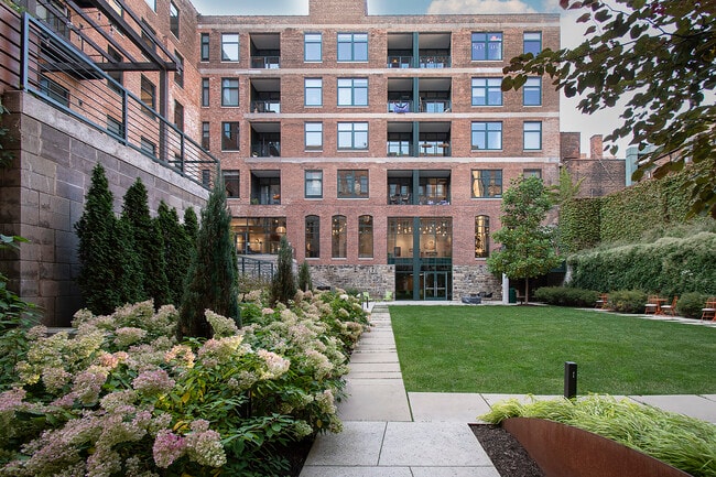 Patio este - Worthington Yards