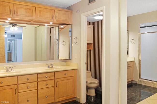 Building Photo - 3 br, 2.5 bath Townhome - 2101 21st Ln
