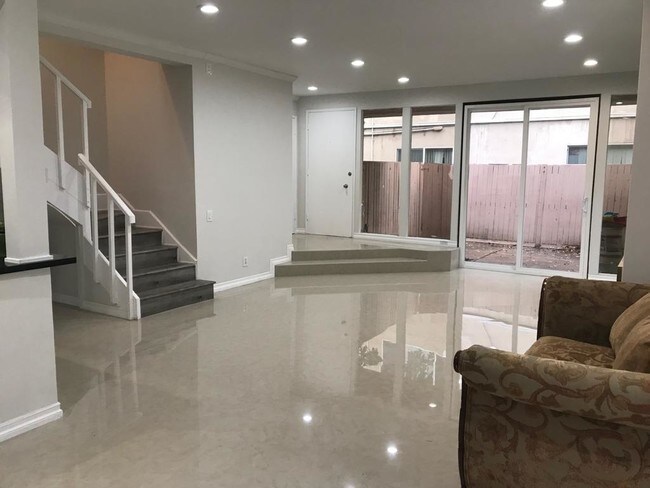 Rozita +1 (818) 613-3626 - 5142 Zelzah Ave