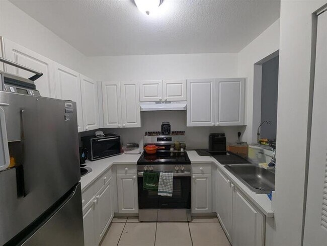 Foto del edificio - 1300 NE 109th St