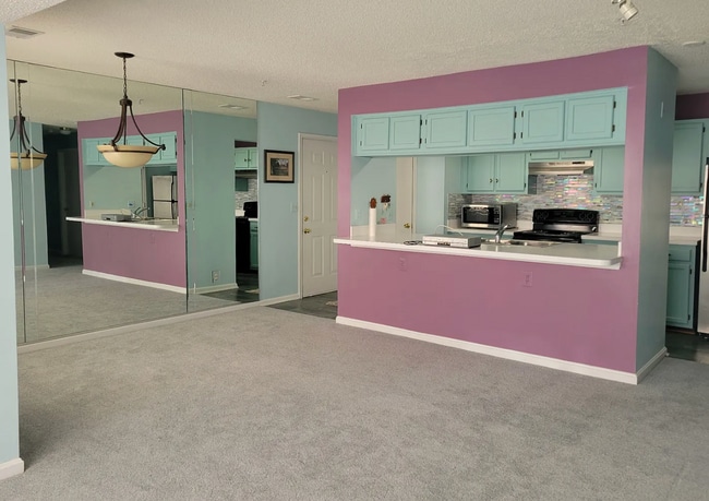 Building Photo - Ground Level 3 + 2 Spacious Updated condo