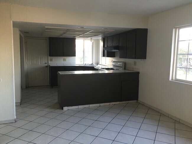Foto del edificio - 320 S. F St. - 2 BEDROOM 1 BATH - UPSTAIRS...