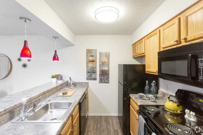 2BR, 1BA - 856 SF - Teal Run Apartments