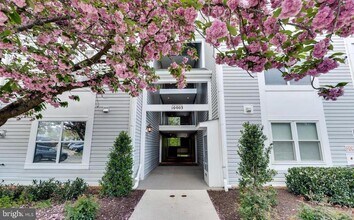 Building Photo - 10003 Vanderbilt Cir