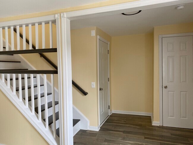 Building Photo - 466 E Main St