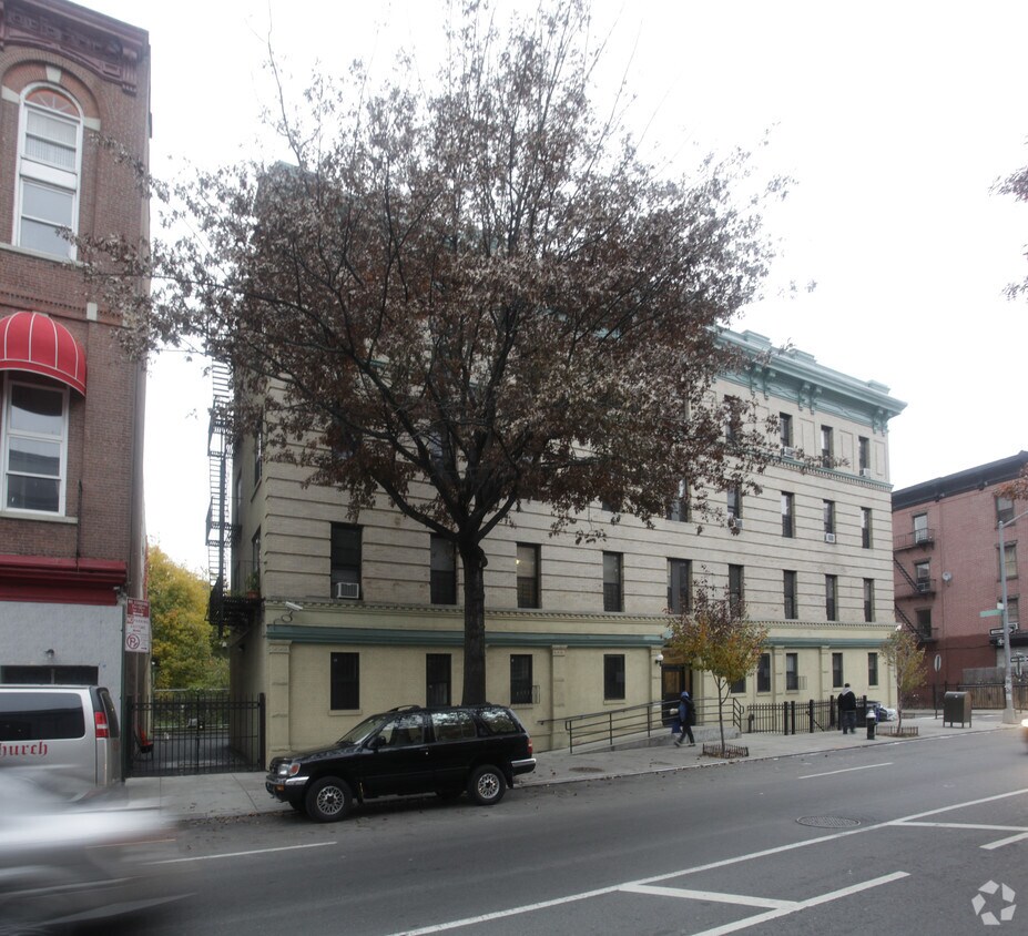 Building Photo - 551 De Kalb Ave