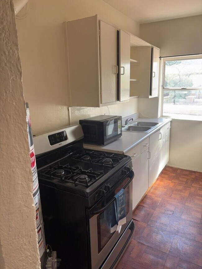 Foto del edificio - Bright, easy living at this charming 1 bed...