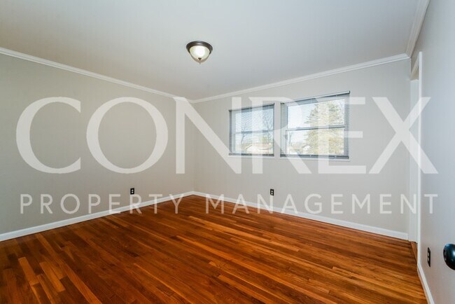 Foto del edificio - Beautiful 3 Bedroom with Hardwood Flooring!