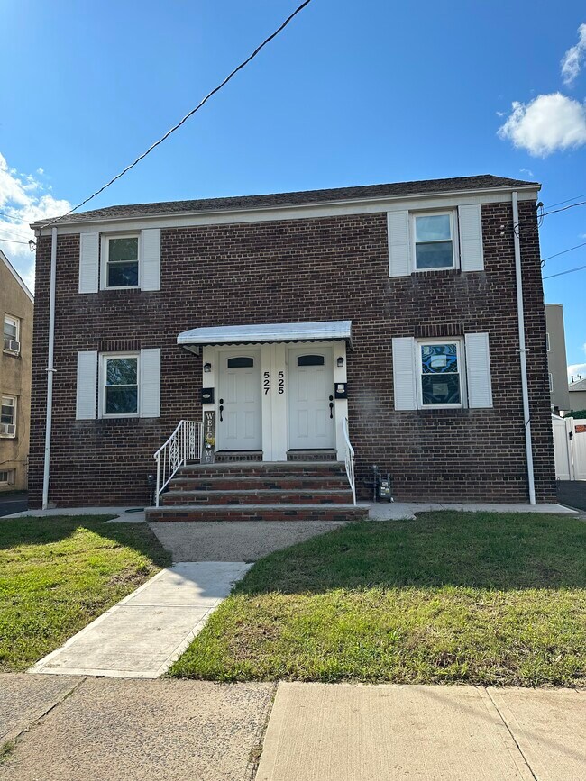 Building Photo - 527 Green St