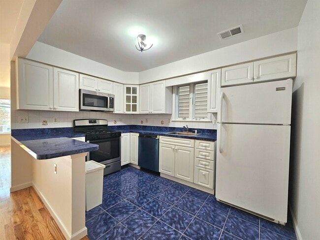 Building Photo - 113 Palisade Ave