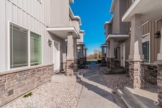 Building Photo - 654 S Saturn Ave