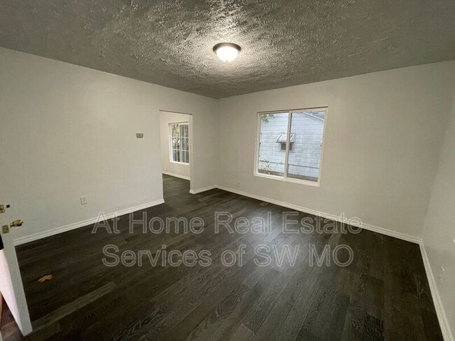 Building Photo - 1104 S Weaver Ave