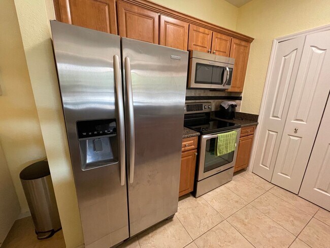 Foto del edificio - ANNUAL RENTAL - FURNISHED 1 BED / 1 BATH W...