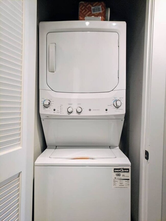 Interior Photo - 3264 N Clark