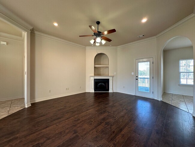 Building Photo - *MOVE-IN SPECIAL* Beautiful home on a cul-...