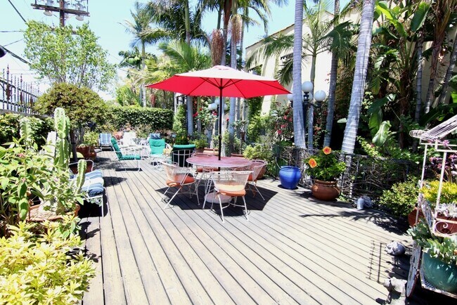 Foto del edificio - 437 N Sycamore Ave