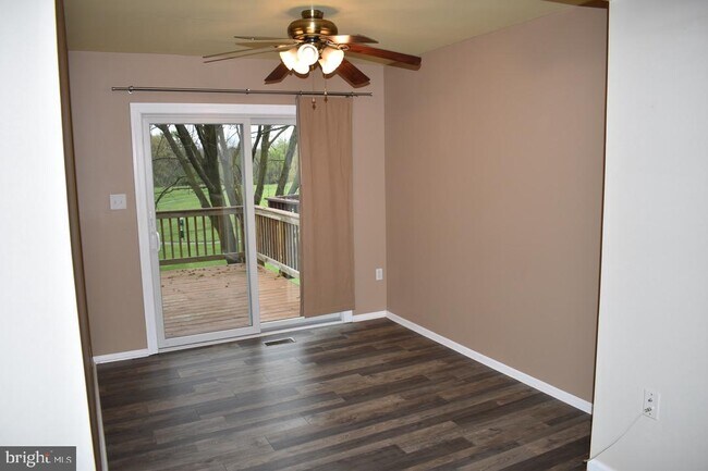 Foto del edificio - 8278 Waterside Ct