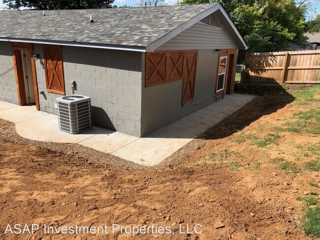Building Photo - 3 br, 2 bath Apartment - 1212 Cedar