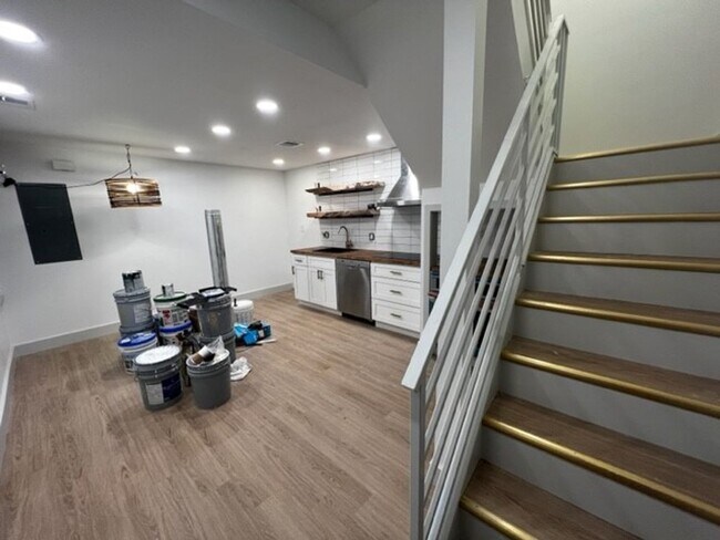 Foto del edificio - BRAND NEW town home in the center of it all