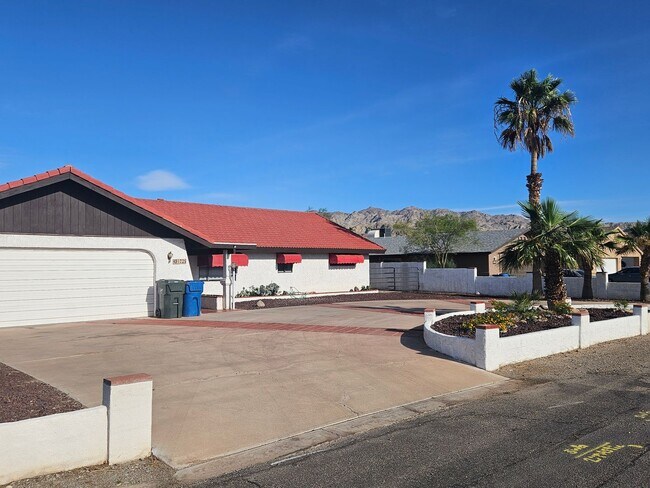 Building Photo - Beautiful and custom home located in Bullh...