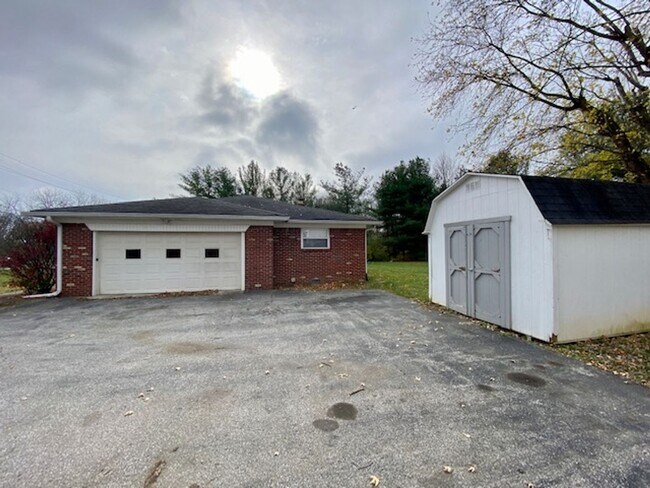 Building Photo - 2464/66 Tansel Rd - West