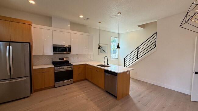 Building Photo - $900 move in bonus! Stunning & Spacious 2-...