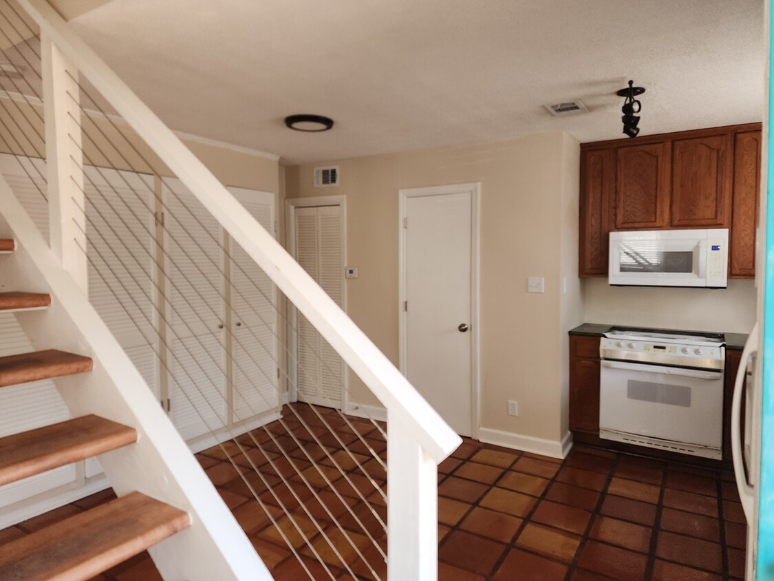 Primary Photo - 25 W Perry Ln