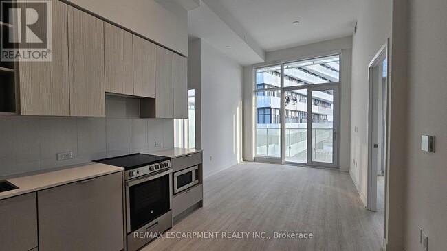 Photo du bâtiment - 3883-3883 Quartz Rd