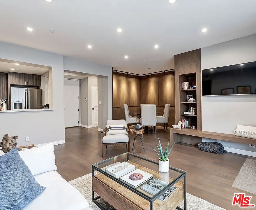 Foto principal - 930 N Doheny Dr