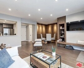 Building Photo - 930 N Doheny Dr