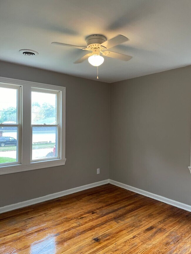 Foto del edificio - New kitchen!  3 beds, 1 bath large fenced yard
