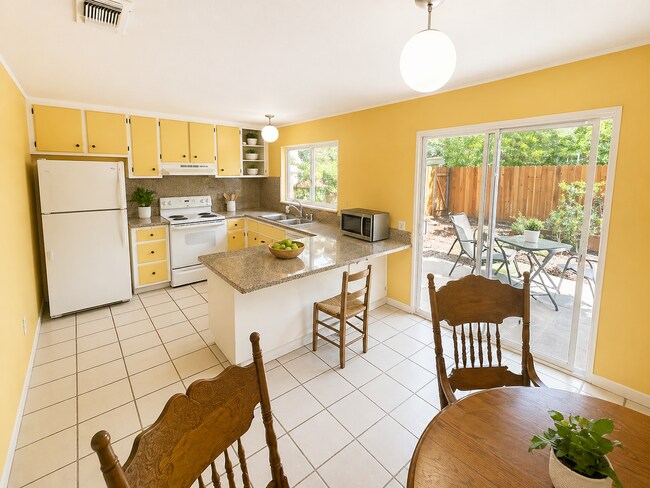 Building Photo - 1536 Drake Dr
