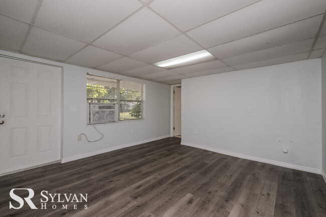 Building Photo - Sweet 3BR 2BA home is ready for new residents