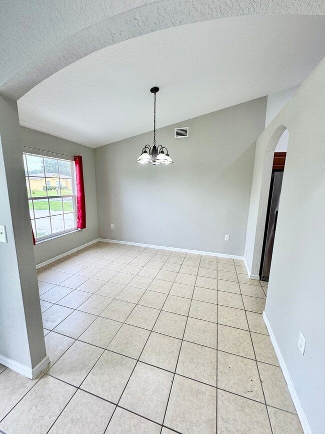 Foto del edificio - 4 Bedroom 2 Bath Home in Poinciana Village 3