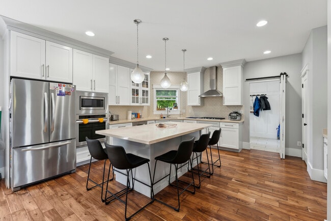 kitchen seating - 1044 E Wood Ave