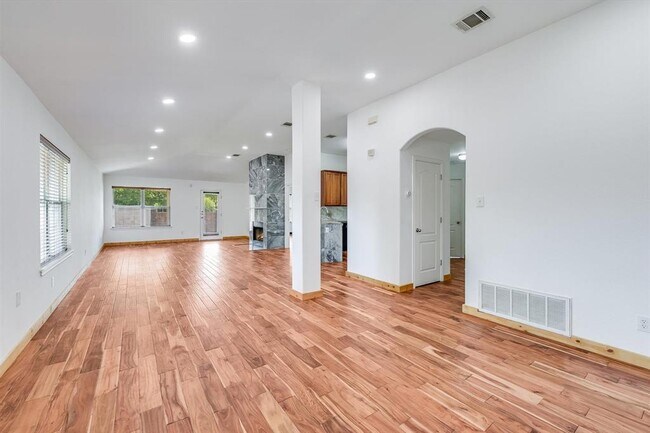 Foto del edificio - 702 Bent Wood Pl