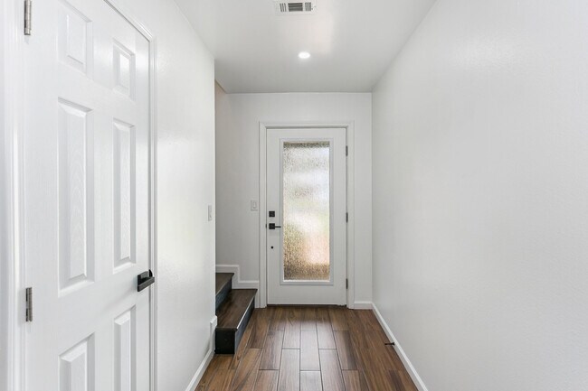 Foto del edificio - 470 Brian Cir