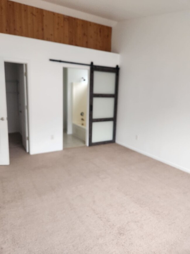 Foto del edificio - Large corner lot, seperate garden and dog ...