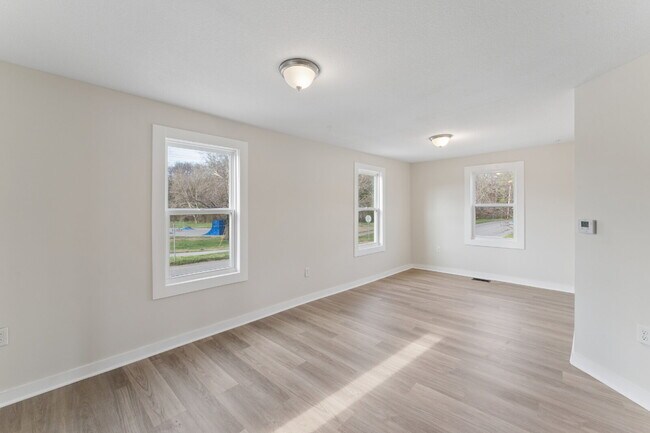 Building Photo - This cozy residence features a bright living space and well-appointed kitchen.  1st month is FREE...