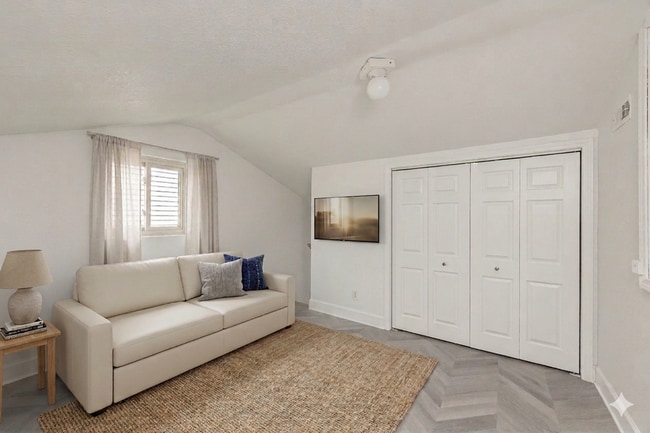 Foto del edificio - Renovation Studio with Free Parking + W&D + Storage Loft! Near NE 42nd