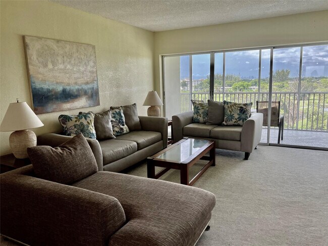 Foto del edificio - 3000 N Palm Aire Dr