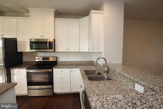 Building Photo - 30111 Plantation Dr