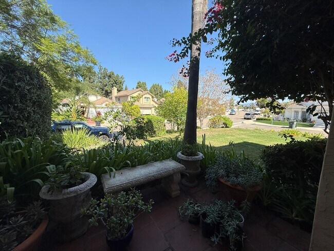 Foto del edificio - Fully Furnished Beautiful Home In Eastlake...