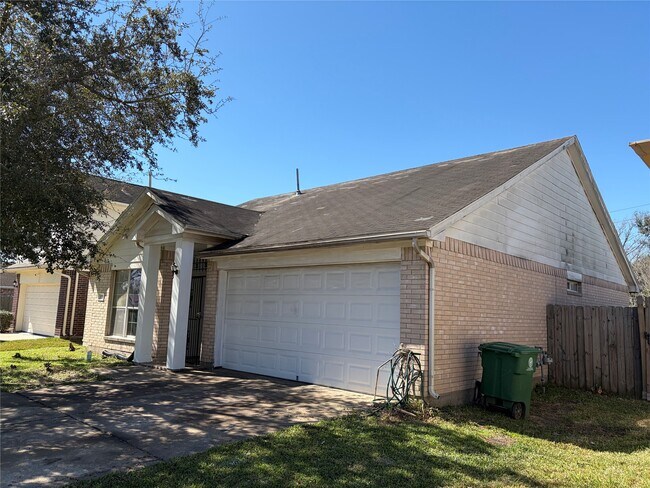 Foto del edificio - 15738 Boonridge Rd