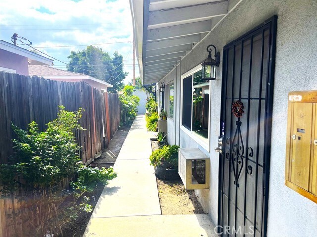 Building Photo - 916 E Broadway