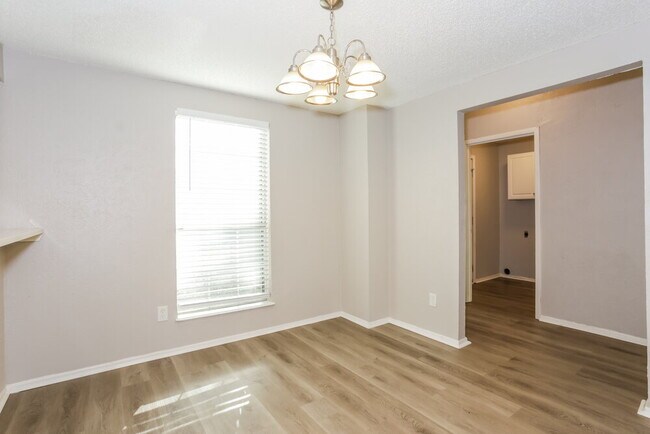 Foto del edificio - 3900 Dogwood Ct