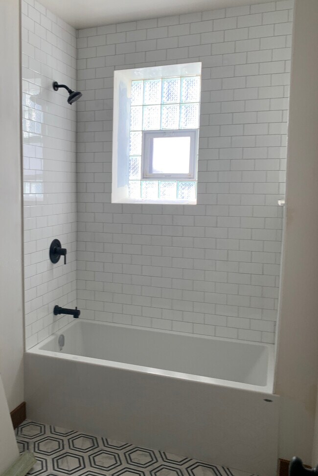 Building Photo - 2008 W Thomas St