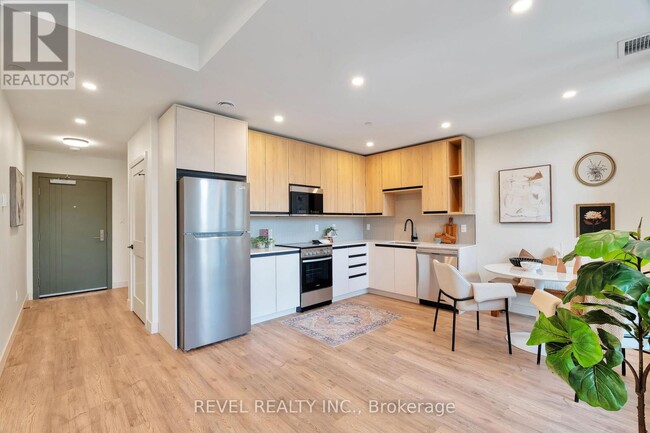 Building Photo - 4390 Hillview Dr