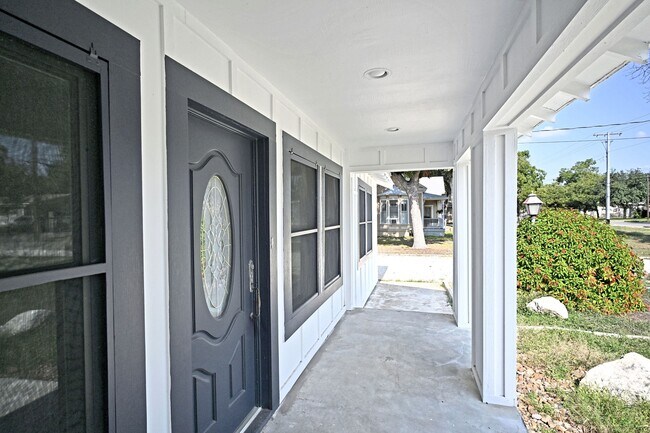 Building Photo - 456 Magazine Ave