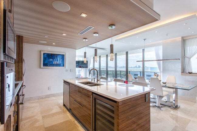 Building Photo - 5875 Collins Ave